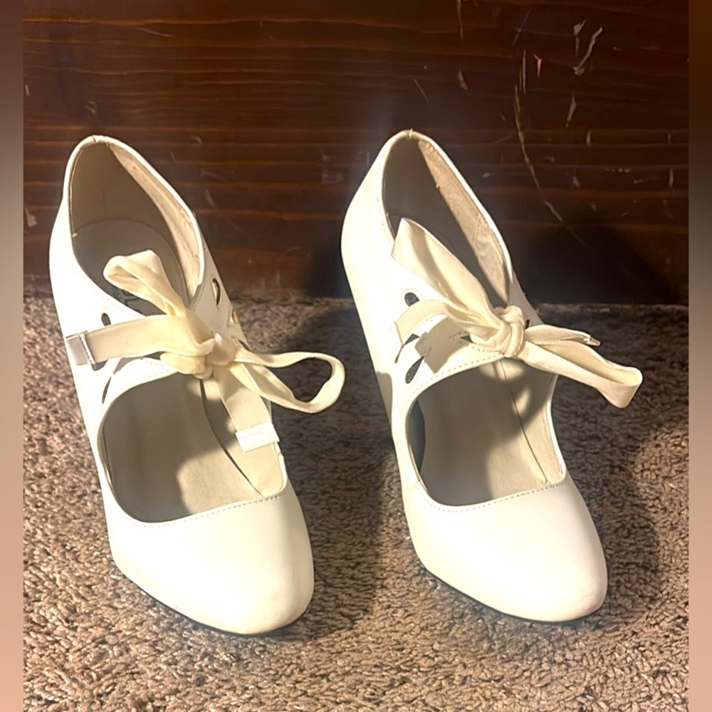 Dolce Mojo Moxy White Vintage Pumps